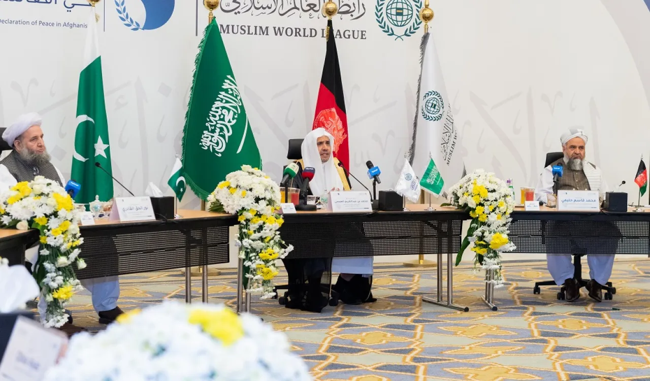 كبار علماء باكستان وأفغانستان يوقعون من جوار البيت الحرام.. "إعلان السلام في أفغانستان"