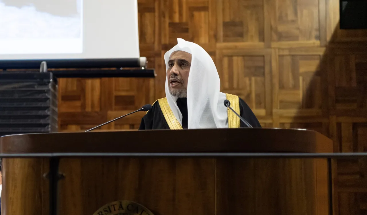 Mohammad Alissa lors de la conférence à l'Université catholique, loue les positions justes et déclarées du  Pape François sur   Islam, et les efforts de l'icône du dialogue chrétien moderne avec l'Islam Cardinal Tauran.