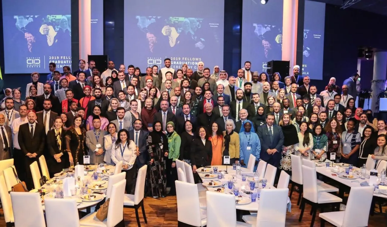 ‏الأستاذ خالد العتيبي سكرتير الشؤون الدولية لمعالي الأمين العام يحصل بعد عام من التكوين العلمي والبحثي والتطبيقي بمركز ⁧‫كايسيد‬⁩ في ⁧‫فيينا‬⁩ على الزمالة العالمية للحوار