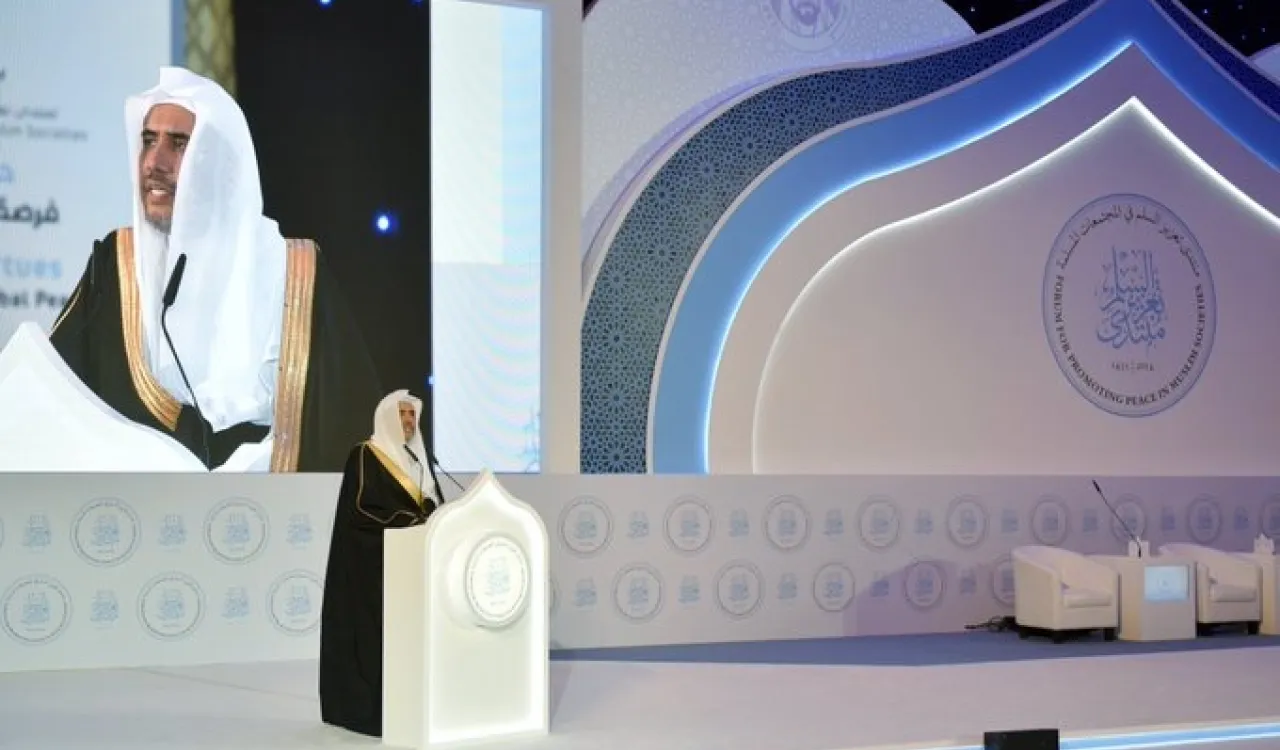 رابطہ عالم اسلامی کے سیکرٹری جنرل شیخ ڈاکٹر محمد العیسی ابو ظبی میں فروغِ امن کانفرنس سے خطاب کرتے ہوئے