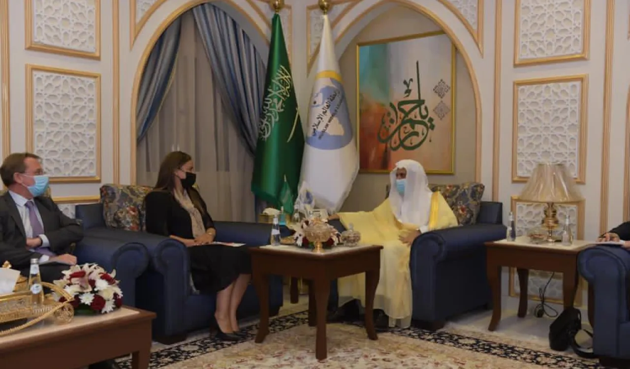 A Djeddah présence de l’Ambassadeur et du Consul de France, le Secrétaire général de la LIM Mohammad Alissa a rencontré la députée Amal Lakrafi pour traiter d’un certain nombre de sujets d’intérêt commun.