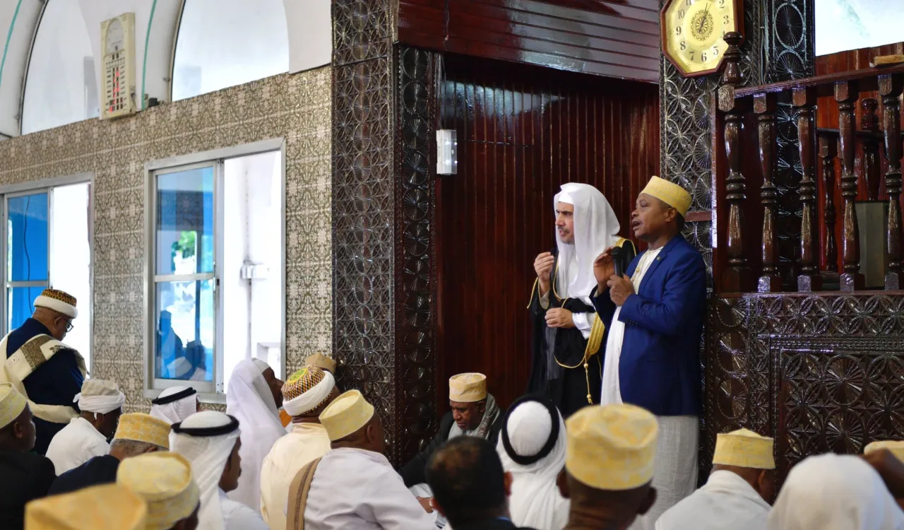 ‏معالي الشيخ د.محمد العيسى⁩ يخطب في المصلين يوم الجمعة بحضور فخامة رئيس ⁧جزر القمر⁩ .