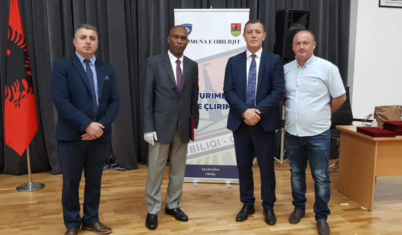 ‏رئيس محافظة كاستريوت في ⁧‫كوسوفو‬⁩ يكرم ⁧‫رابطة العالم الإسلامي‬⁩ للدعم الذي قدمته لمواجهة جائحة ⁧‫كورونا‬⁩.