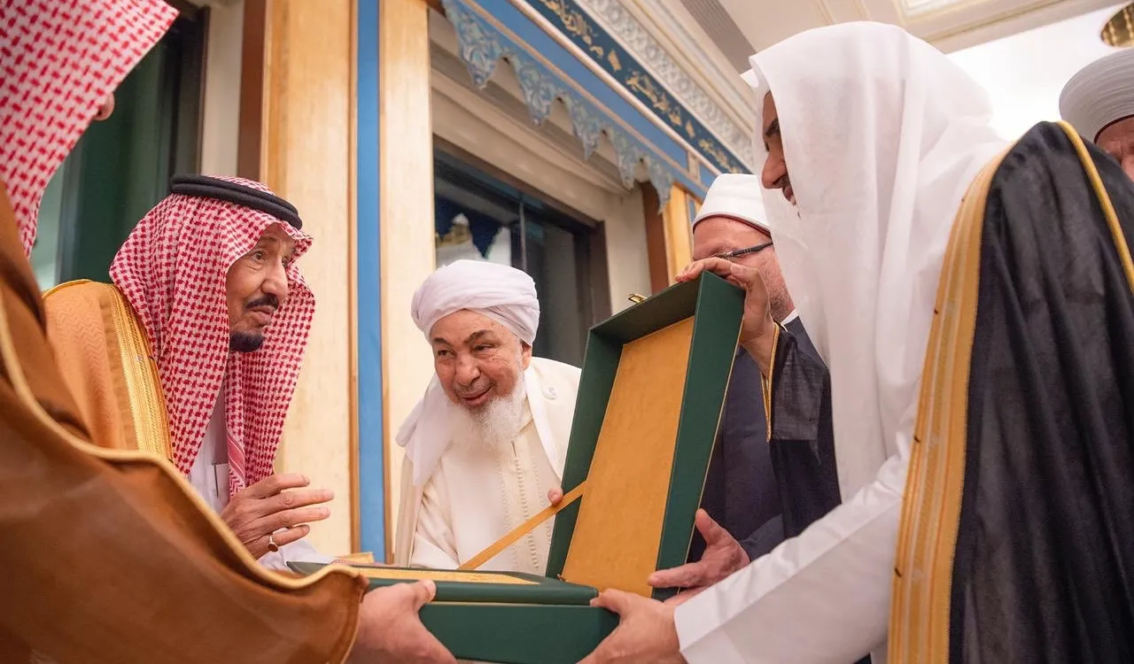 Le Serviteur des Deux Saintes mosquée lorsqu’il a reçu la Charte Mecque 