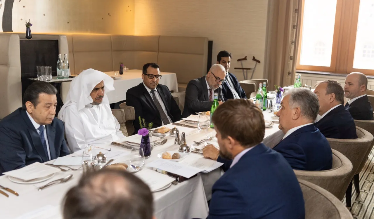 التقى معالي الشيخ د. ⁧محمد العيسى⁩  في ⁧موسكو⁩ بمسؤول إدارة الرئيس الروسي لشؤون السياسات الداخلية السيد ميخائيل بيلوساف