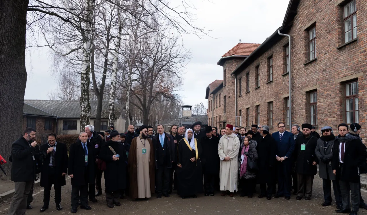 أمين رابطة العالم الإسلامي يختتم زيارته التاريخية إلى مواقع الإبادة الجماعية في أوشفيتز