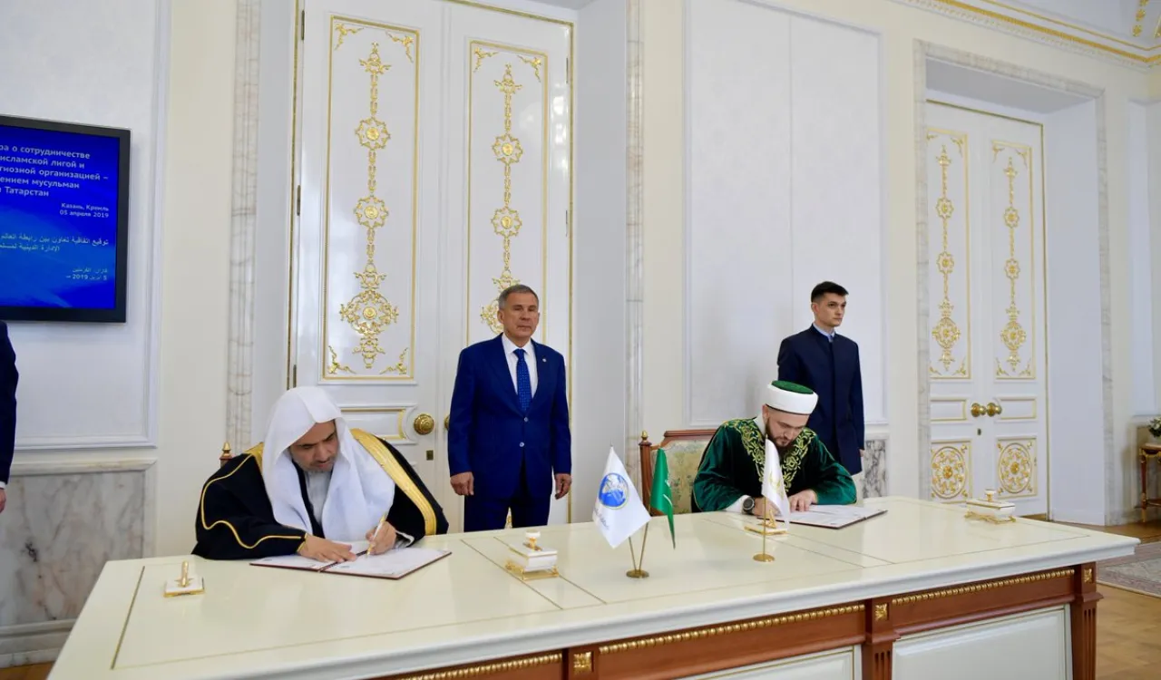 En présence du Pdt du Tatarstan D. Mohammad Alissa signe des accords entre la Ligue Islamique Mondiale et l’administration religieuse musulmane du Tatarstan 