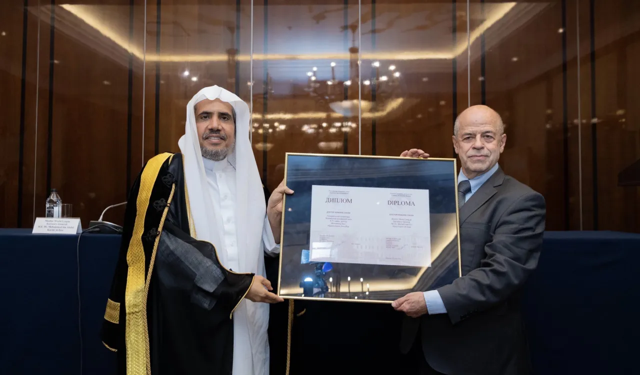 معهد الاستشراق الحكومي التابع للأكاديمية الروسية للعلوم يمنح الدكتوراه الفخرية لمعالي الشيخ د.⁧محمد العيسى⁩ نظير جهوده في تعزيز العلاقة بين العالم الإسلامي وروسيا.