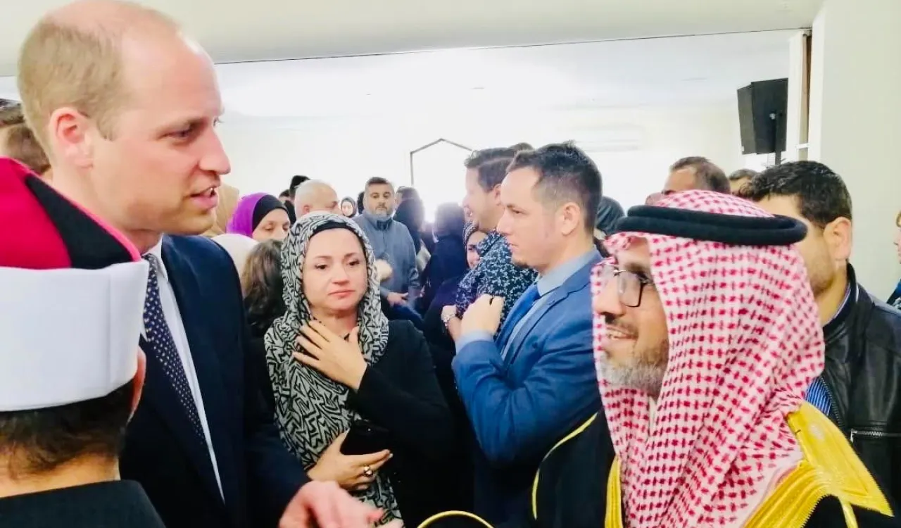 فضيلة مدير مكتب الرابطة بنيوزلندا د. مشبب آل عيبان في استقبال الأمير البريطاني ويليام دوق كامبريدج أثناء زيارته لمسجدي النور ولينوود بحضور دولة رئيسة الوزراء وفضيلة إمام وخطيب المسجد