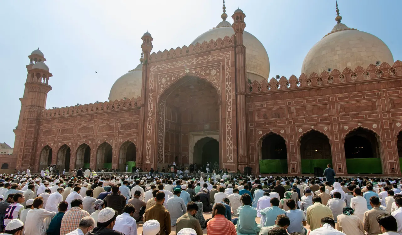 ‎باضابطہ دعوت پر لاہور کی عظیم  مسجد میں جو اپنے منفرد فن تعمیر  اور ایک لاکھ سے زائد نمازیوں کی گنجائش کی وجہ سے عالمی شہرت رکھتی ہے: ‎عزت مآب شیخ ڈاکٹر #محمد_العیسی نے آج اسلام میں اخلاقی اقدار کے موضوع پر جمعہ کے اجتماع سے خطاب کیا