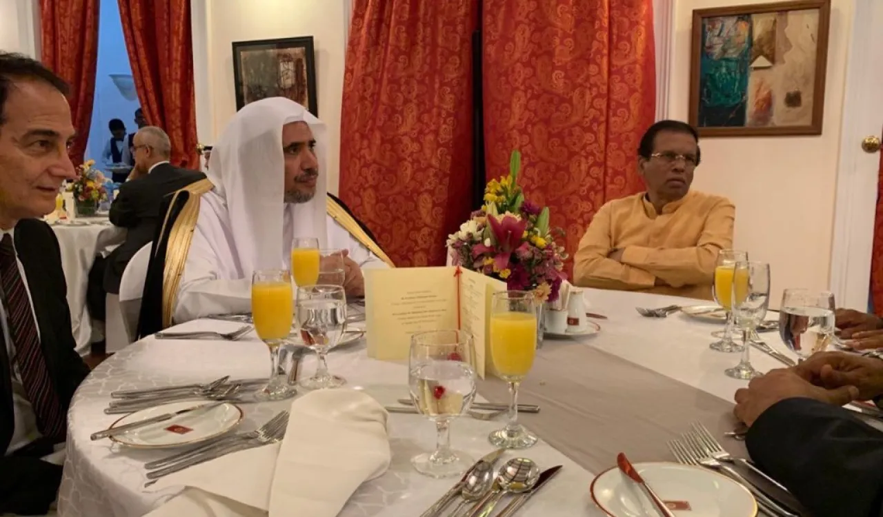 احتفى فخامة الرئيس السريلانكي بمعالي أمين عام  ⁧رابطة العالم الإسلامي⁩ ، وحضر عشاء التكريم كبار الشخصيات السياسية السريلانكية
