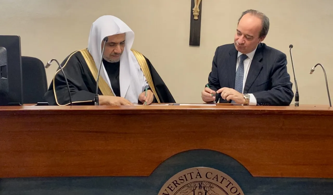 Le doyen de l’université catholique récompense Mohammad Alissa SG de la LIM et signe avec lui un accord de collaboration au nom de l’université qui est l’une des plus prestigieuses en Europe.