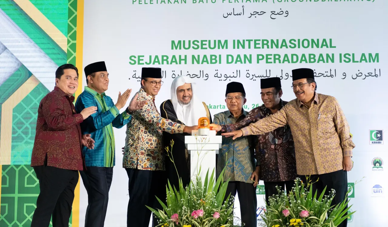 En présence d’invités du monde entier le Secrétaire général et le Vice-Président indonésien posent la première pierre de la succursale du musée sur la vie du Prophète et la civilisation islamique à Jakarta, dont le siège principal est à Médine. Le musée sur la vie du Prophète et la civilisation islamique s’étend sur 60 milles mêtres carrés avec des jardins de 140 milles mêtres carrés, dans la région touristique la plus importante de Jakarta; 18 millions de visiteurs par an sont attendus.
