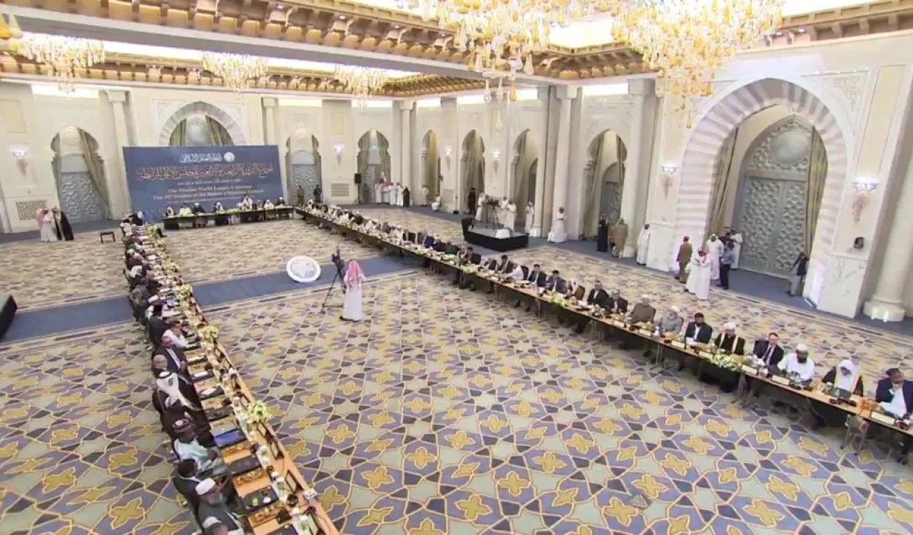 Les Savants Musulmans Mecque lancent dans le cadre de la réunion du Haut-Conseil de la Ligue islamique mondiale « le prix du Conseil de la jurisprudence islamique » et celui de « la Charte de La Mecque ».