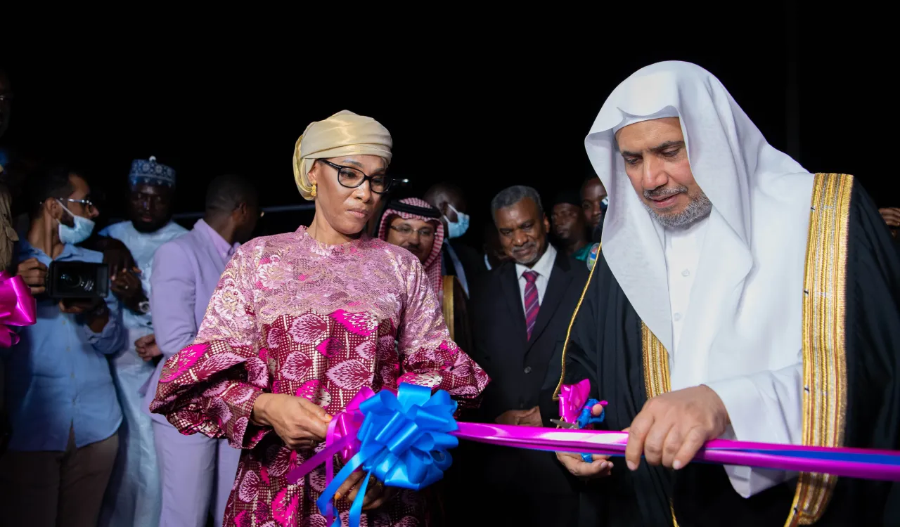 دکتر محمد العیسی مرکز پزشکی السلام را در پایتخت غربی بنجول افتتاح کرد.