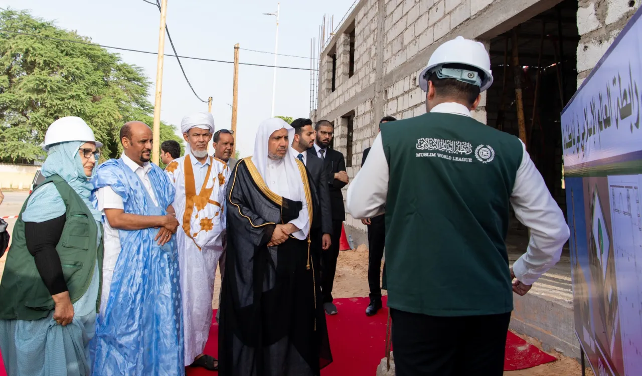 شیخ ڈاکٹر محمد العیسی دار الحکومت نواکشوط میں رابطہ کے زیر اہتمام جامع مسجد کی تعمیر کے منصوبے کے آخری مرحلے کا جائزہ لے رہے ہیں