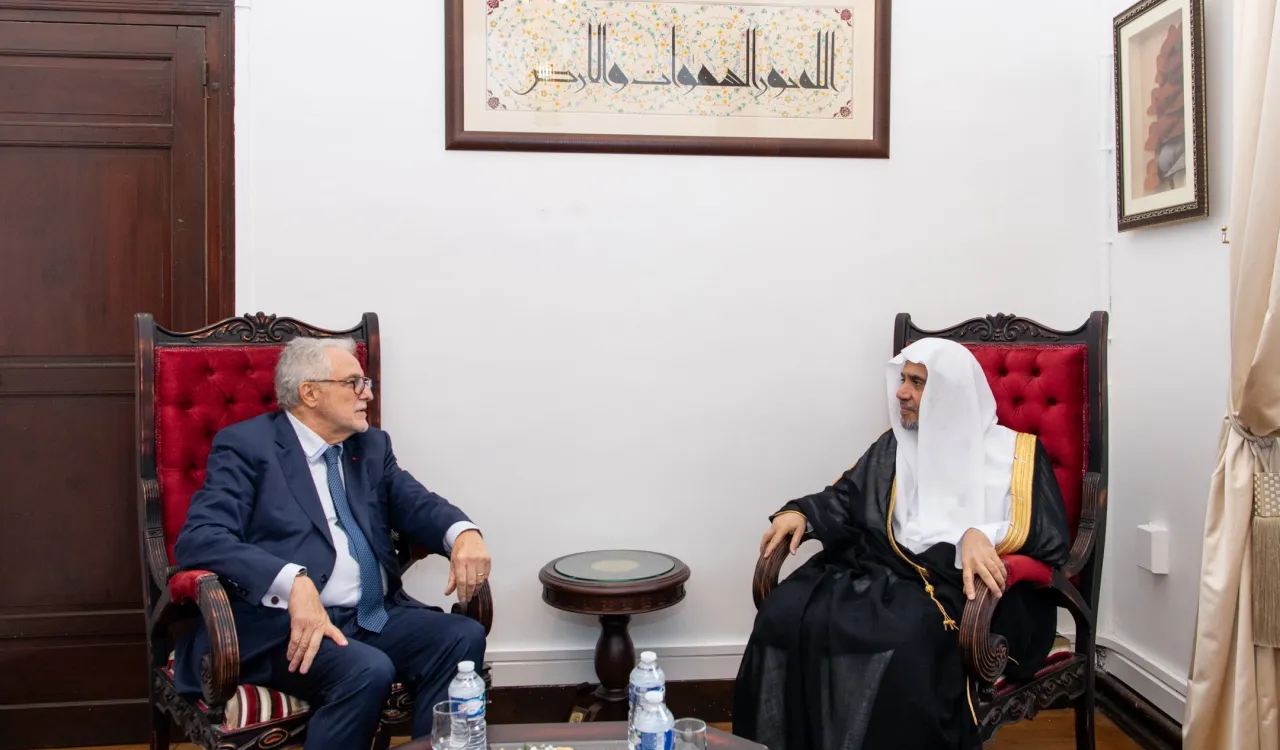 ‏فضيلة عميد مسجد باريس الكبير السيد شمس الدين حفيز مستقبلاً معالي الشيخ د. محمد العيسى‬⁩‬⁩ داخل المسجد العريق، في إطار دعوة معاليه لحلقة نقاش مع عدد من المفكرين الفرنسيين، وحضور توزيع جوائز المسجد الكبير كضيف شرفٍ ومحاضرٍ أمام الفائزين والمدعوين.