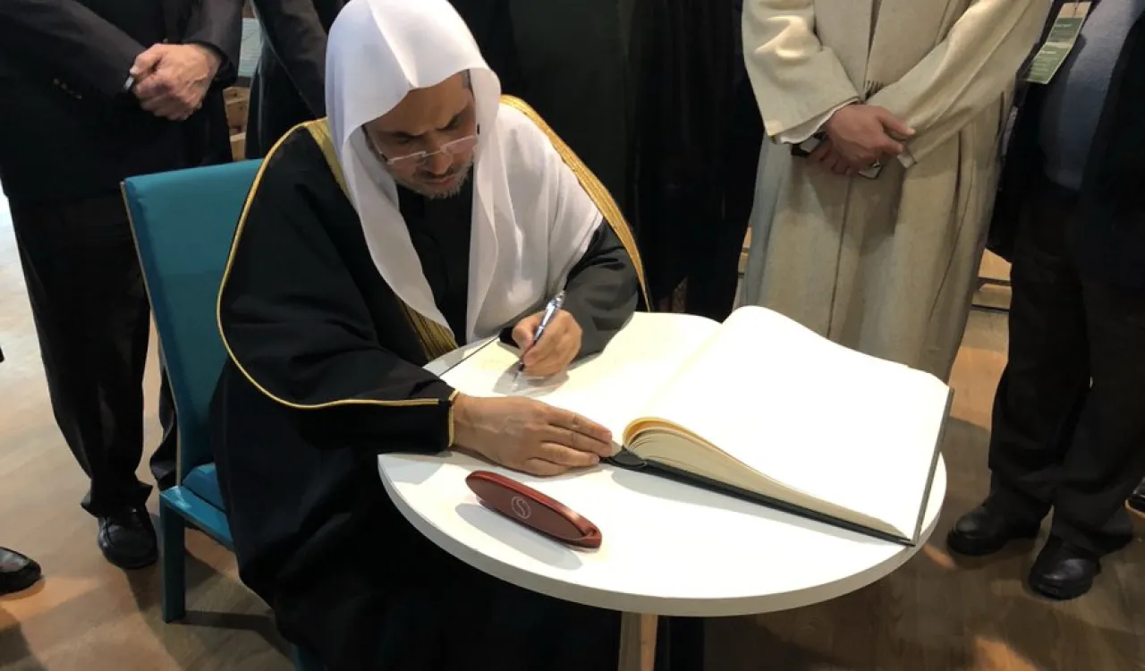 Surrounded by senior Muslim scholars and delegates from AJCGlobal and JHIInstytut ,HE Dr. Mohammad Alissa signed the Visitors’ Book at the polinmuseum .He thanked staff for educating our delegation on the Horrors of the Holocaust