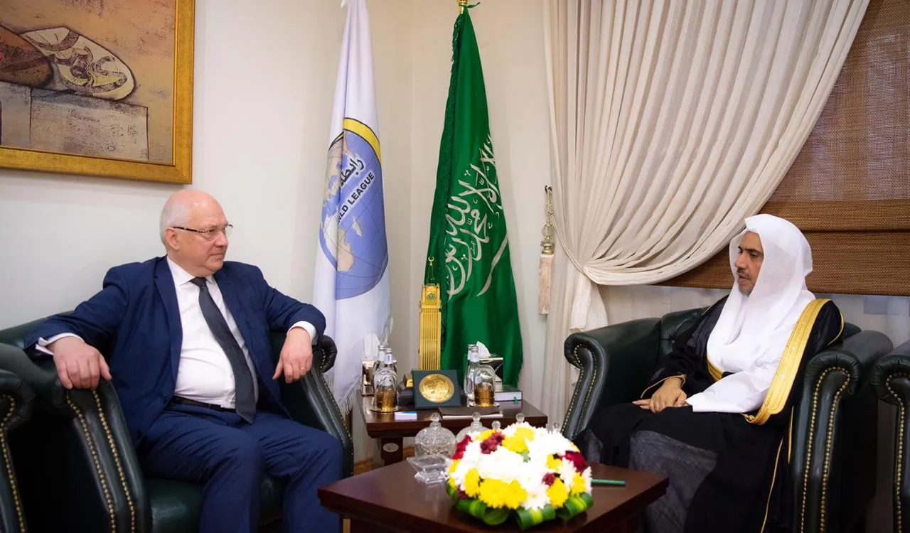 د.العيسى خلال استقباله المسؤول الفرنسي