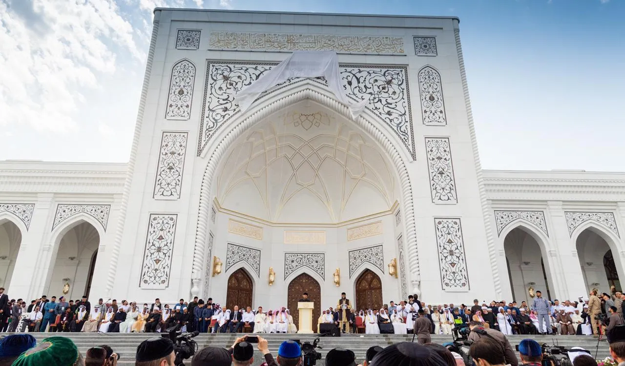 افتتاح أكبر مسجد في أوروبا بالشيشان.. وأمين رابطة العالم الإسلامي يلقي خطبة جمعته الأولى
