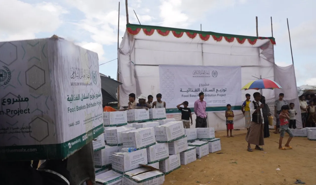 The Muslim World League has successfully completed the distribution of food baskets to forcibly displaced Rohingya. This humanitarian initiative met the basic nutritional needs of thousands of beneficiaries and was carried out in close coordination and cooperation with the relevant governmental and international authorities.