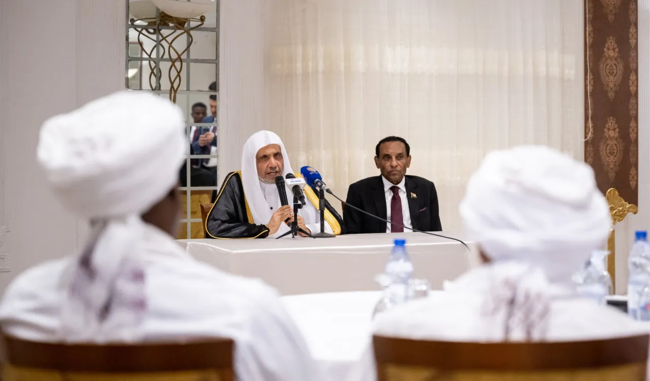 امشب، و با حضور نخست‌وزیر سودان، جنابِ آقاي دکتر شيخ محمد العیسی ، دبیرکل سازمان همبستگی جهان اسلام و رئیس انجمن علمای مسلمان، با هیئتی از علمای جمهوری سودان دیدار کرد