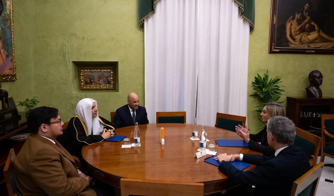 التقى معالي الأمين العام، رئيس هيئة علماء المسلمين، الشيخ د.⁧‫محمد العيسى‬⁩ ⁦‪‬⁩، عمدةَ مدينة غرناطة، السيدة ماريا فرانسيسكا كارازو فيلالونجا، وذلك في مقر البلدية