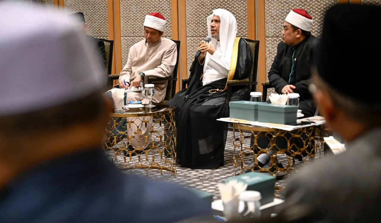 Le Secrétaire général de la Ligue islamique mondiale, Président de l’Organisation des savants musulmans, cheikh Mohammed ben Abdelkarim Alissa, réunit les grands oulémas de Malaisie issus de l’ensemble des États.