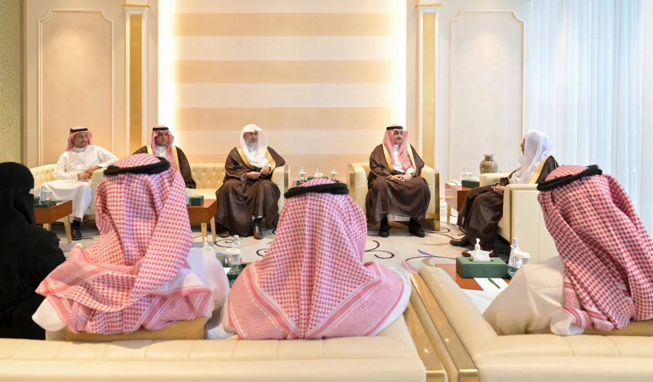 استقبلَ معالي الأمين العام، رئيس هيئة علماء المسلمين، فضيلة الشيخ د.⁧‫محمد العيسى‬⁩‬⁩، ظُهرَ اليوم، سعادةَ رئيس جامعة المجمعة، رئيس مجلس إدارة مركز سيفال السعودية، الأستاذ الدكتور صالح بن عبدالله المزعل