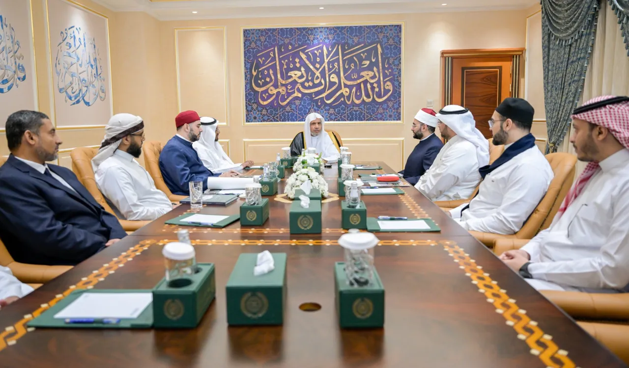 التقى معالي الأمين العام، رئيس هيئة علماء المسلمين؛ فضيلة الشيخ د. ⁧‫محمد العيسى‬⁩‬⁩ ، في مكة المكرمة نخبةً من المُقرئين بالمقرأة التقنية العالمية التابعة لرابطة العالم الإسلامي