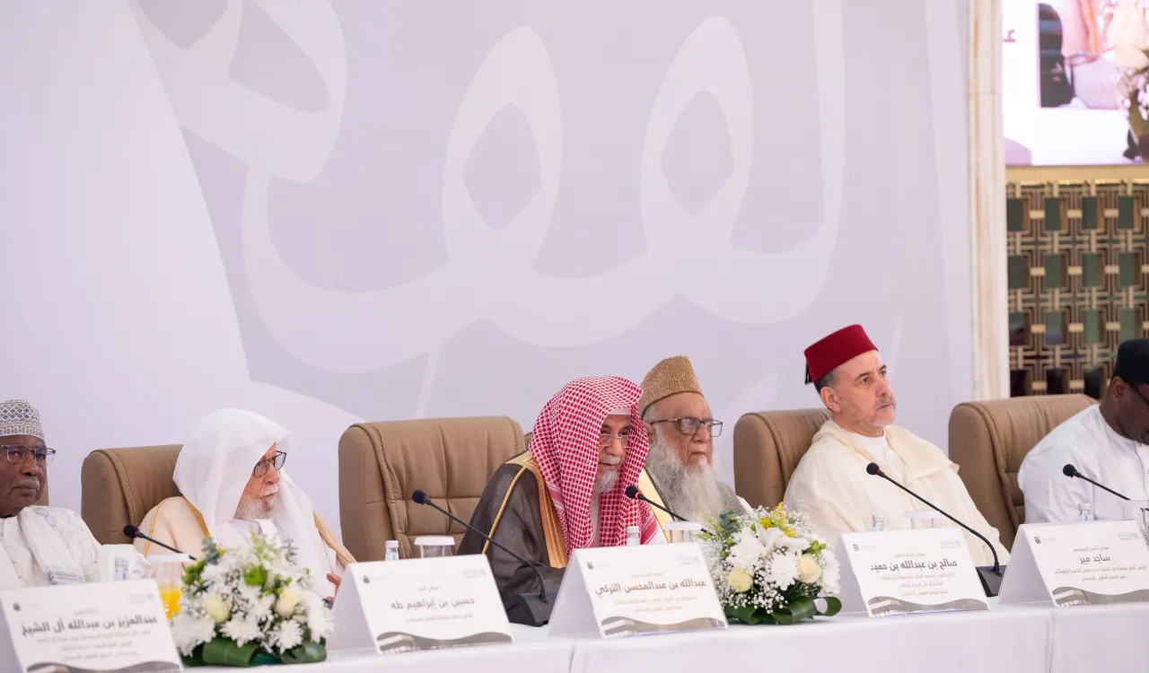 Cheikh Saleh bin Humaid, Imam et Prédicateur de la Grande Mosquée de la Mecque lors de la réunion de la 23ème session du Comité de jurisprudence islamique :
