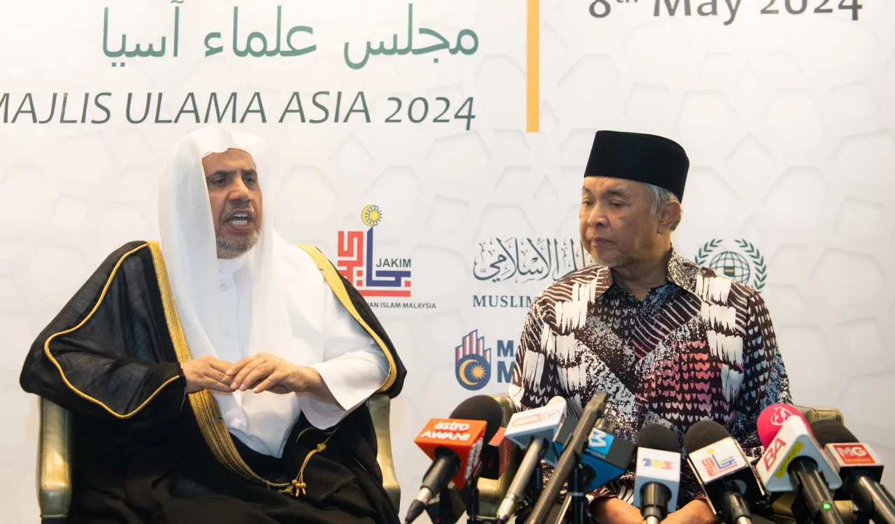 El Secretario General, el Sheij Mohammed Al-Issa, durante la conferencia de prensa con los medios asiáticos, después de la inauguración del "Consejo de Sabios de la ASEAN"