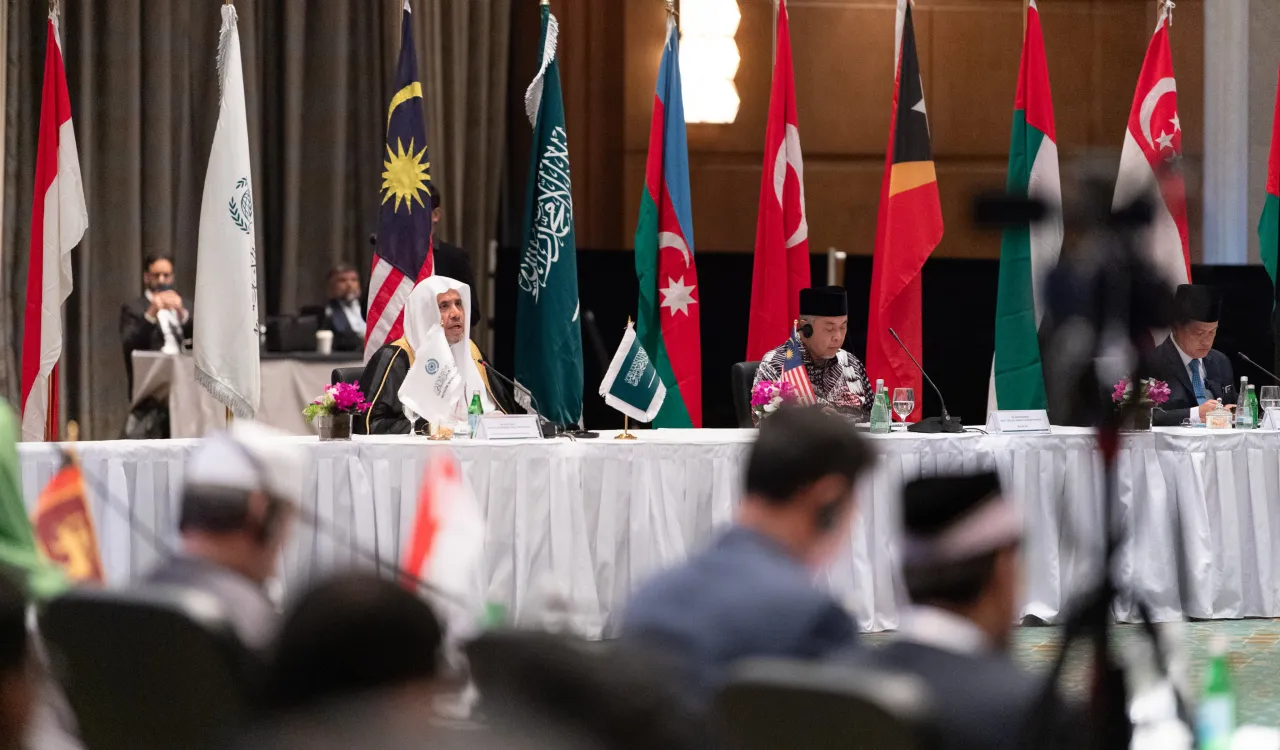 سیکرٹری جنرل عزت مآب شیخ ڈاکٹر محمد العیسی ”مجلس علمائے آسیان “کے افتتاح کے بعد ایشین میڈیا سے پریس کانفرنس میں گفتگو کرتے ہوئے: ہم ہر  اس موقف کا خیر مقدم کرتے ہیں جو ہماری دنیا کے امن اور اس کے معاشروں کی ہم آہنگی میں معاون ہے