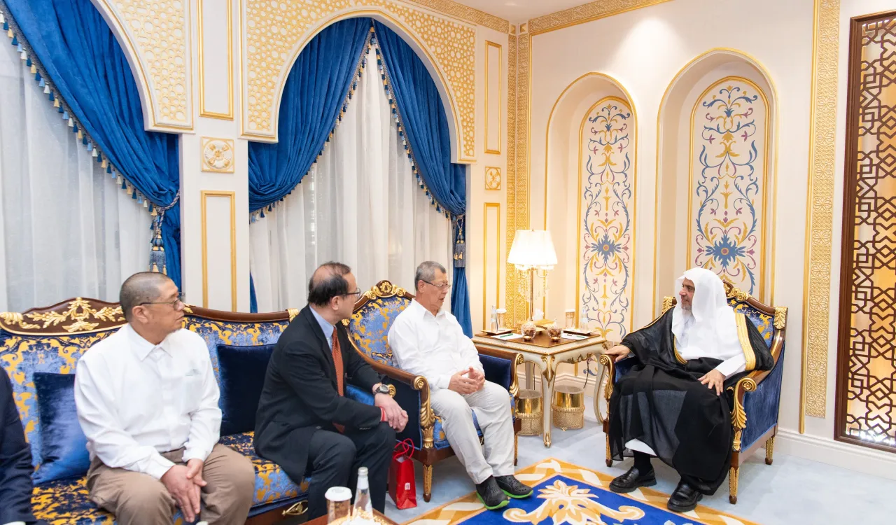 «جناب دبیر کل و رئیس انجمن علمای مسلمان، آقای دکتر شیخ محمد العیسی، در دفتر خود در مکه مکرمه از مقام گرانقدر رئیس مجمع اسلامی در تایپه و هیئت همراهش استقبال نمود