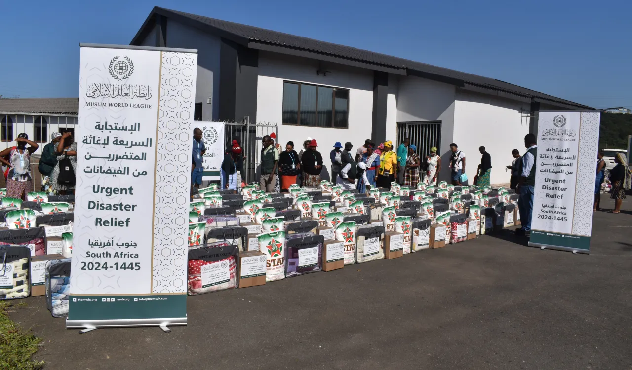 أنهَت ⁧‫رابطة العالم الإسلامي‬⁩ برنامجًا إغاثيًّا عاجلًا لمساعدة المنكوبين من الفيضانات والسيول، حيث سيَّرت قوافل العون في خمس مناطق، قدَّمت لسكانها المتضررين سلالًا غذائيةً ومستلزماتٍ شتويةً.