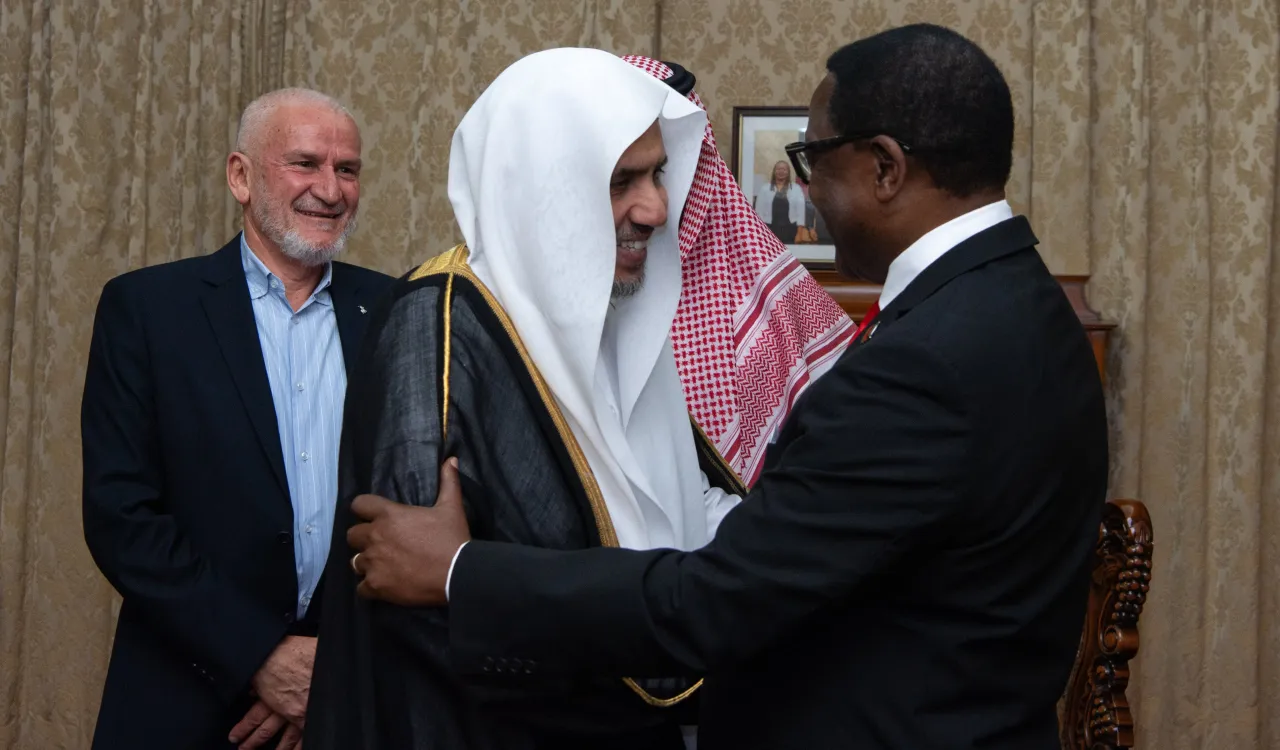 ‏فخامة رئيس جمهورية مالاوي، السيد لازاروس ماكارثي تشاكويرا، يمنح معالي الأمين العام، الشيخ د.⁧‫محمد العيسى‬⁩ وسامَ الجمهورية