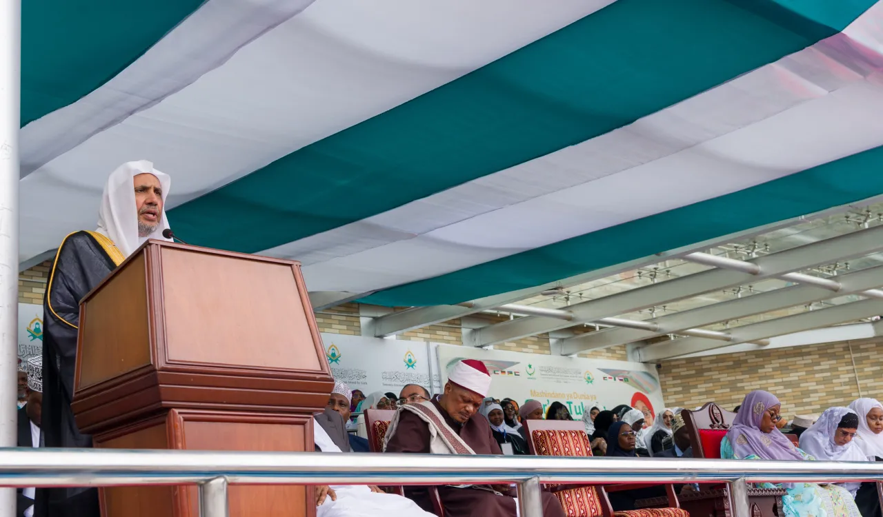 شایسته است که مردم برای رسیدن به چنین چیزی از هم سبقت بگیرند رقابت جهانی قرآن، نخستین رویداد از نوع خود در قاره آفریقا، با هدف «تقویت جایگاه قرآن کریم در وجدان عمومی اسلامی» و به‌ویژه «تشویق دختران به حفظ، تلاوت و یادگیری کتاب خداوند» برگزار شد.