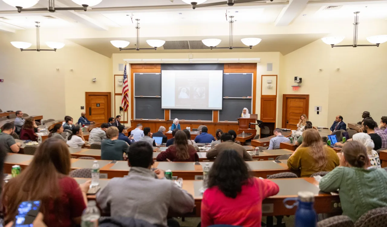 الشيخ د.العيسى يُلقي محاضرةً بجامعة هارفارد حول "الدين والقانون"