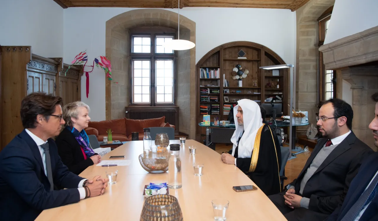 در کاخ تاریخی، خانم فلورانس ناتار، رئیس شورای ایالتی سوئیس، در دفتر سیاسی خود در نوشاتل میزبان جناب دبیرکل، و آقای دکتر شیخ محمد العیسی بود.