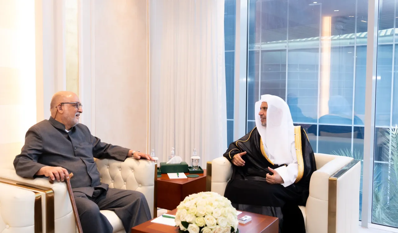 At his office in Riyadh, His Excellency Sheikh Dr .Mohammed Al-issa, Secretary-General of the Muslim World League and Chairman of the Organization of Muslim Scholars, met with Mr. Mohamed Hussein Mohamed, Chairman of the Sri Lanka Islamic Center