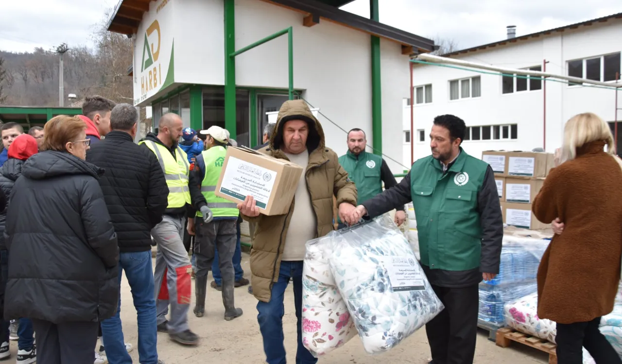 ‏إغاثةٌ عاجلةٌ إلى البوسنة والهرسك:  ‏باشرتْ ⁧‫#رابطة_العالم_الإسلامي‬⁩ برنامجَ إغاثةٍ عاجلةٍ لمُساندة المتضرّرين، والتخفيف من آثار الفيضانات والسيول التي تعرّضتْ لها البوسنة والهرسك، شمِلت تأمينَ الاحتياجات الضرورية للغذاء، والإيواء في مواقعَ آمنةٍ.