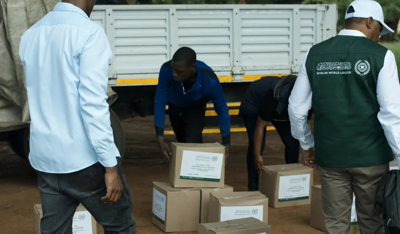 رابطہ عالم اسلامی کی جانب سے ہنگامی امدادی مہم جاری ہے، جس کے تحت متاثرین کو خوراک، بنیادی ضروریات اور رہائشی سامان فراہم کیا جا رہا ہے۔ یہ امداد براہ راست متعلقہ سرکاری اداروں کے تعاون سے مستحقین تک پہنچائی جا رہی ہے۔