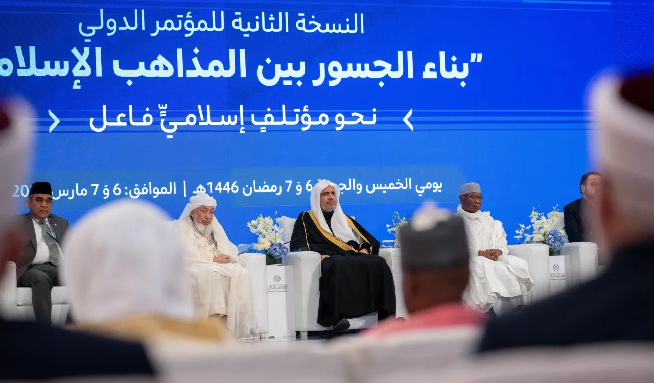في المؤتمر الدولي ⁧‫بناء الجسور بين المذاهب‬⁩ الإسلامية، يتواصلُ العملُ الإسلاميُّ على كلمةٍ سواءٍ، أصلُها ثابتٌ، وفرعُها في السماء