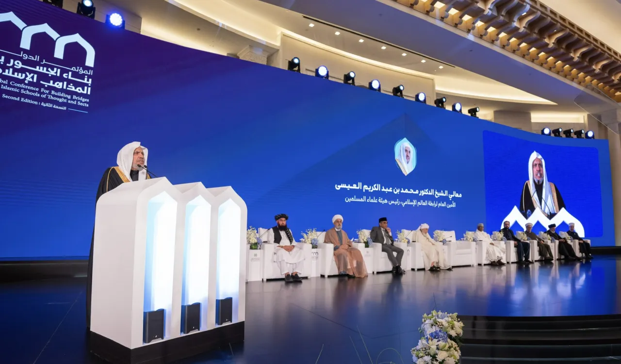 جناب دبیرکل و رئیس انجمن علمای مسلمان، آقای دکتر شیخ محمد العیسی در نشست افتتاحیه کنفرانس ایجاد پل های ارتباطی میان مذاهب اسلامی: