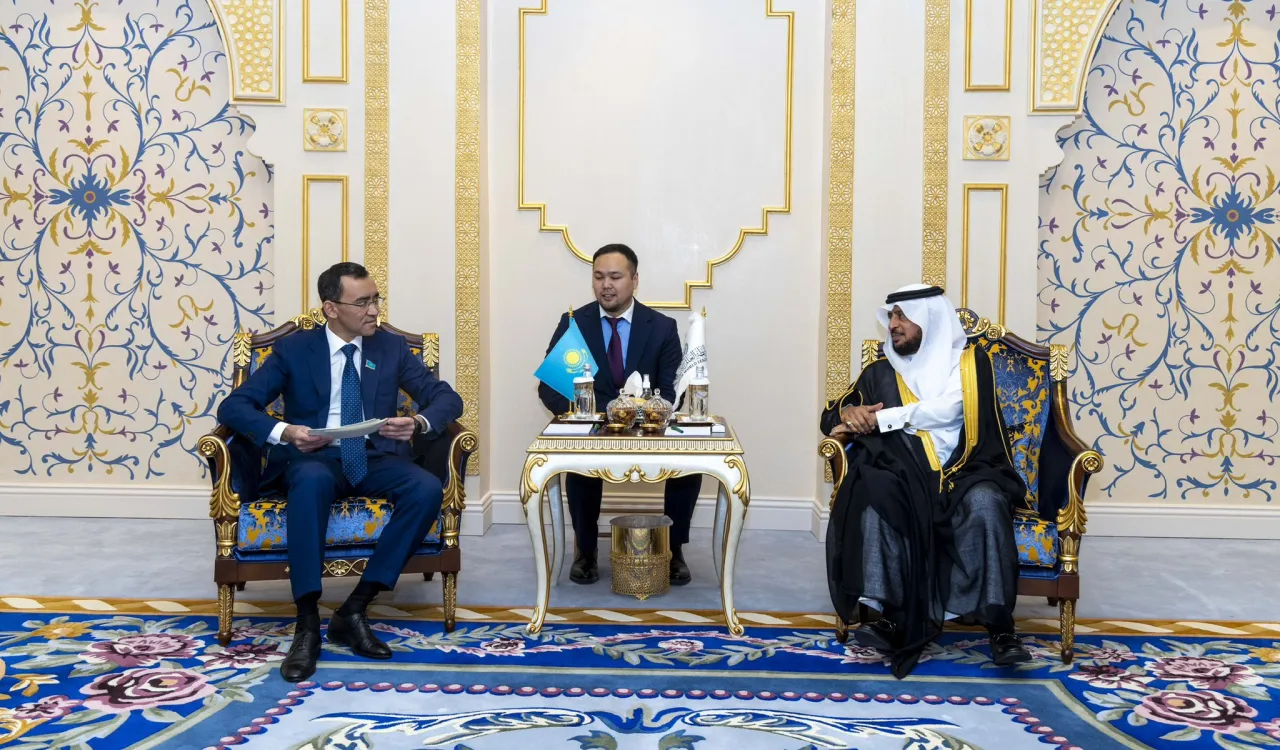 استضافت ⁧‫رابطة العالم الإسلامي‬⁩ في مقرِّها الرئيس بمكة المكرمة، وفدًا رفيع المستوى من جمهورية كازاخستان، يتقدَّمه معالي رئيس مجلس الشيوخ، السيد مولين أشيمباييف، وسماحة المفتي العام للجمهورية، الشيخ نوريز باي حاج أو تبينوف