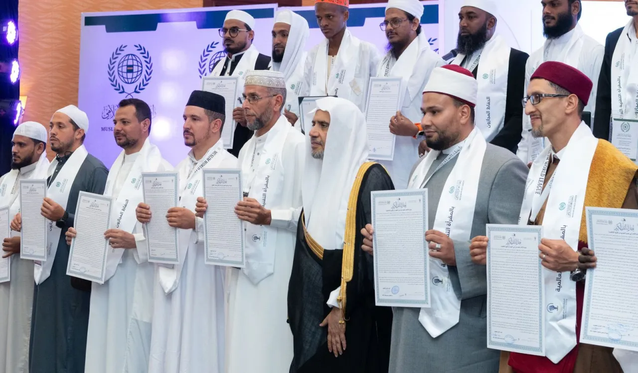 Les certifications coraniques avec une chaîne de transmission continue jusqu’à notre Prophète (paix sur lui) constituent un immense honneur dont est fière la Ligueislamiquemondiale qui s’emploie à transmettre aux enfants de la communauté