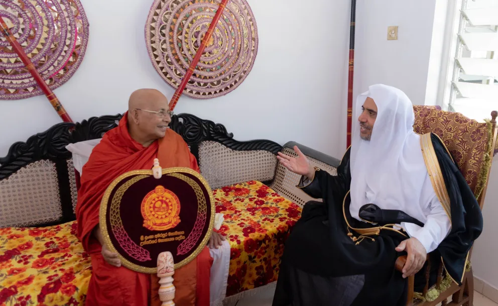 Le D.Mohammad Alissa a   rencontré (en marge du sommet « L’harmonie religieuse » organisé par la Ligue au Sri Lanka) un certain nombre de personnalités boudhistes du monde qui lui ont confirmé leur soutien.