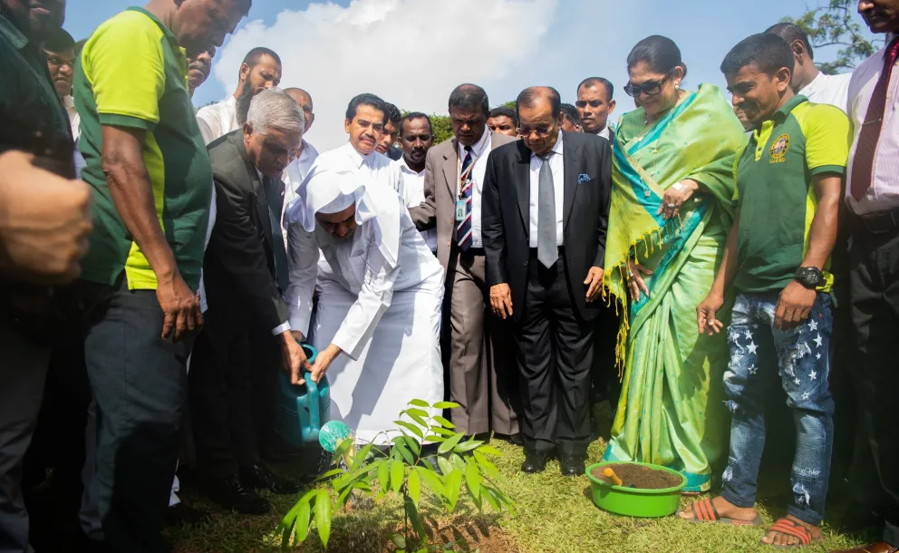 le D.Mohammad Alissa soutient les actions pour l’environnement dans la capitale Colombo et il plante un arbre symbolique en présence du maire et des responsables de l’environnement.