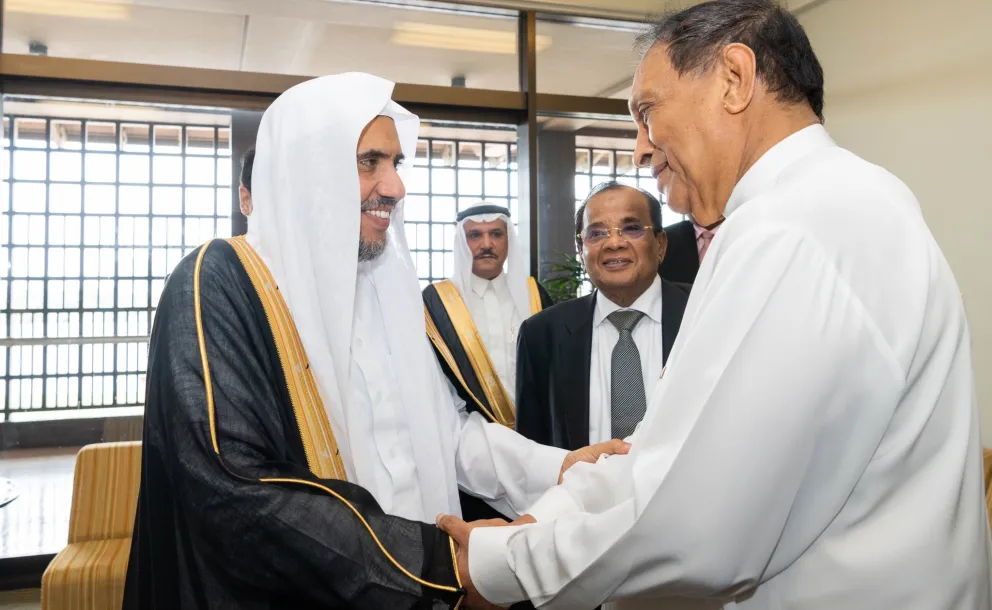 Le Président du Parlement sri lankais célèbre la venue du Secrétaire général de la Ligue Islamique Mondiale au Parlement où il a loué sa visite en cette période qui aide à l’harmonie nationale suite aux attentats qui ont touché le pays.