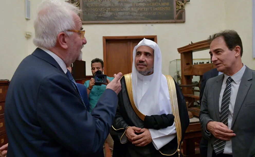 Le SG de la LIM visitant la bibliothèque de Florence en Italie où il a été reçu par son directeur pour une présentation des divers documents et livres historiques